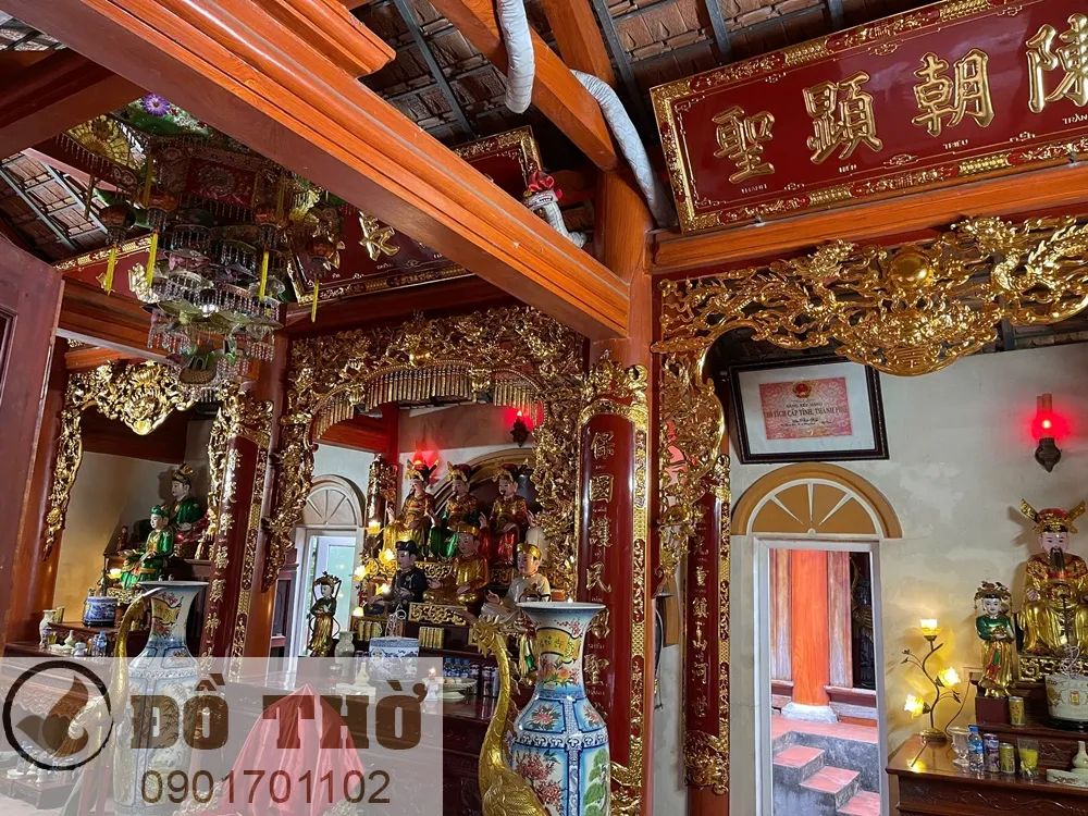 Lắp đặt đồ thờ tại Đền Phúc Hội, xã Nam Hồng Lĩnh, tỉnh Hà Tĩnh