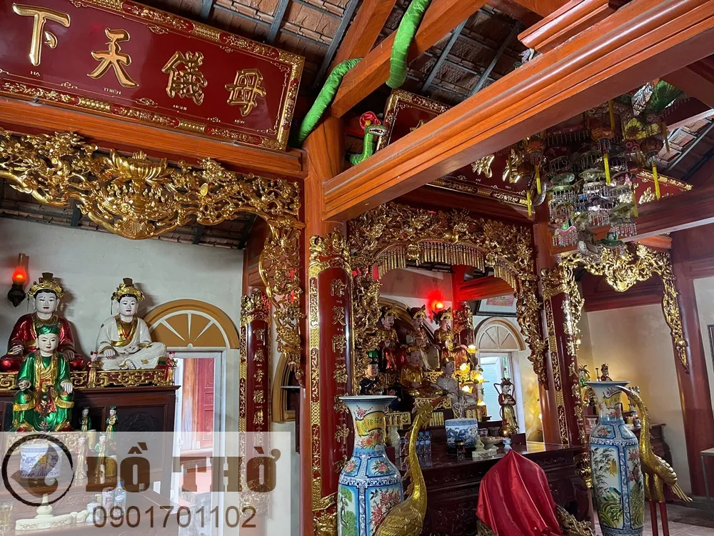 Lắp đặt đồ thờ tại Đền Phúc Hội, xã Nam Hồng Lĩnh, tỉnh Hà Tĩnh